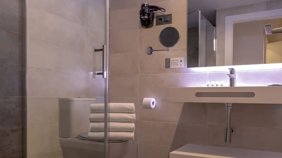 Family Suite | Bathroom | Shower, rainfall showerhead, hair dryer, towels