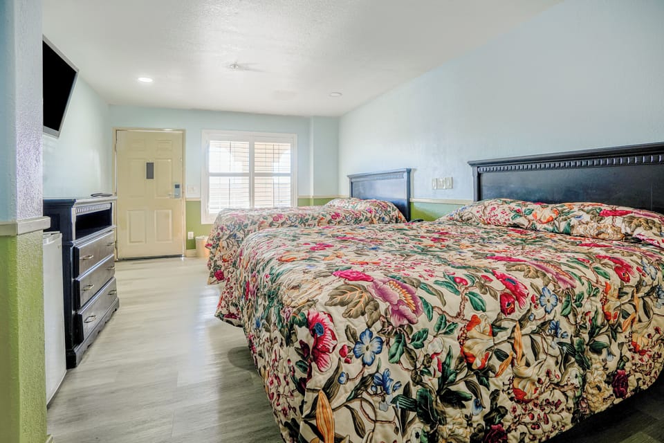 Minibar, iron/ironing board, free WiFi, bed sheets