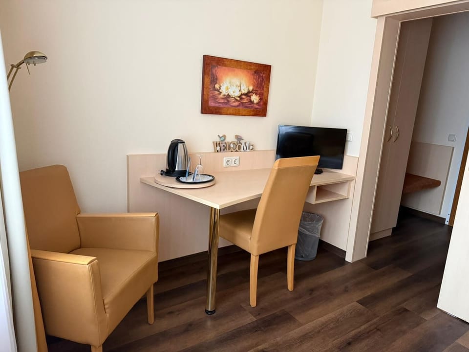 Single Room | Living area | 80-cm flat-screen TV with cable channels, TV, offices
