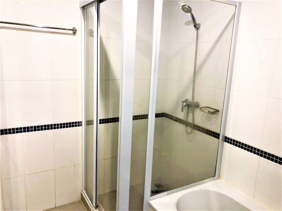 Condo, 1 Bedroom, Smoking, Balcony | Bathroom | Towels