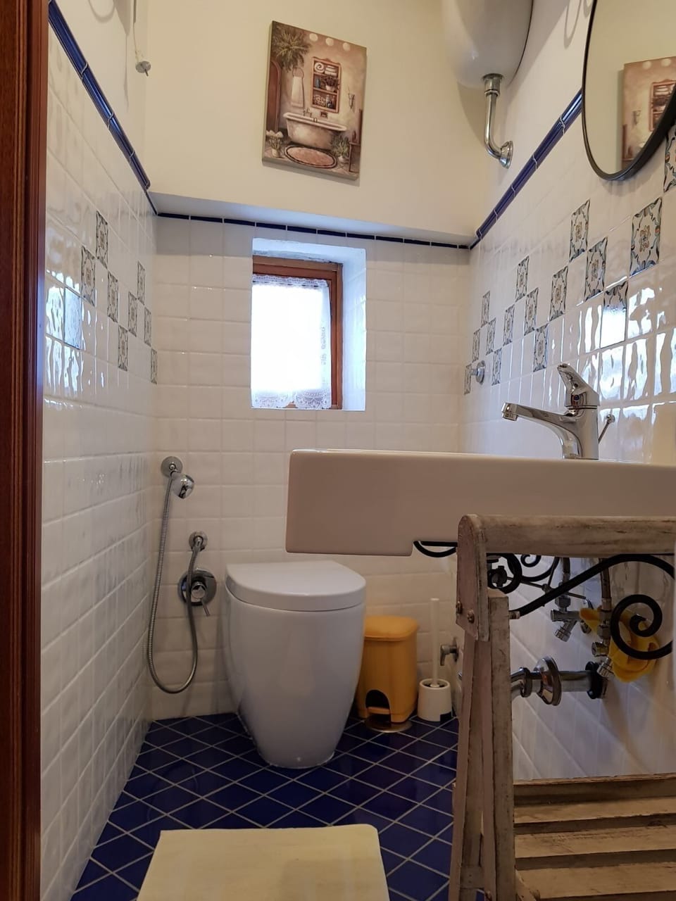 Apartment | Bathroom | Shower, hair dryer, towels, shampoo