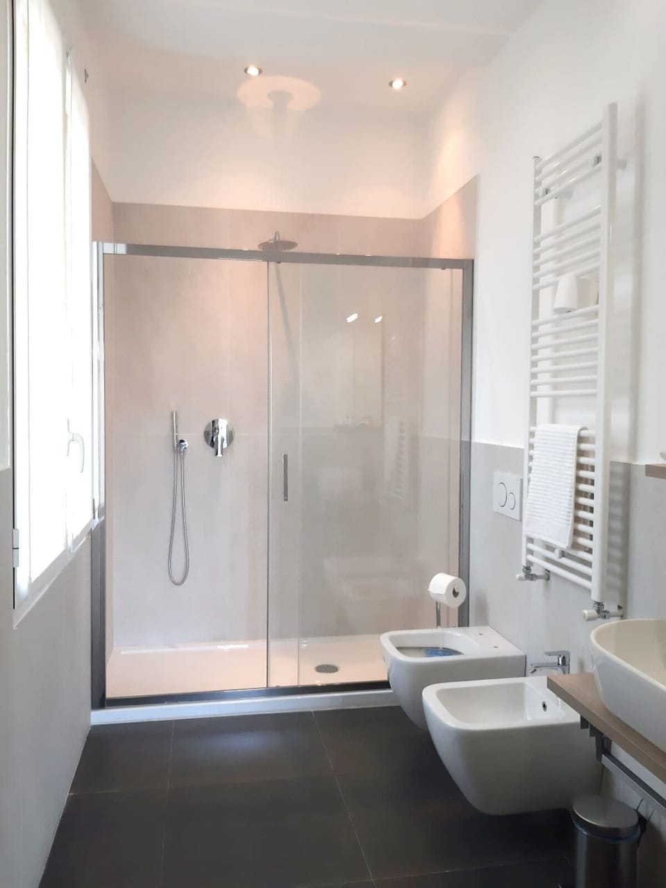 Comfort Quadruple Room | Bathroom | Bathtub, free toiletries, hair dryer, bidet