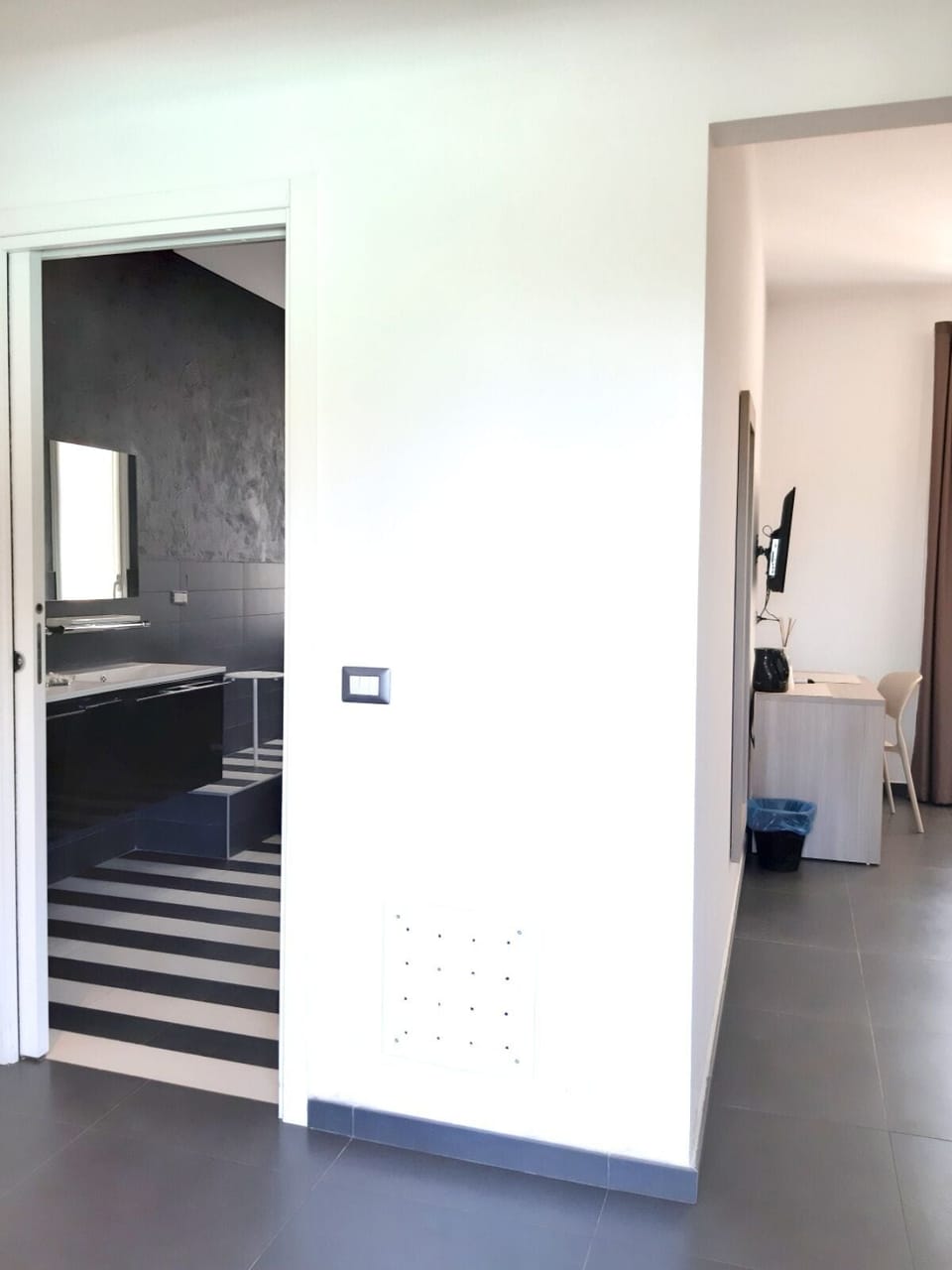 Deluxe Room | Desk, laptop workspace, blackout drapes, soundproofing