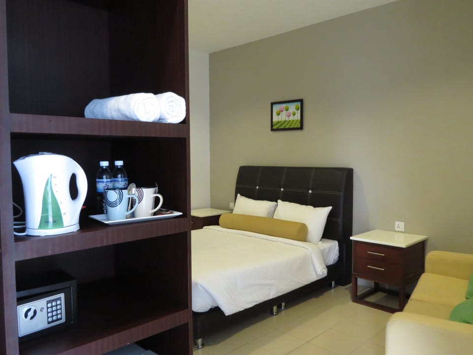 Standard Room | Minibar, in-room safe, desk, iron/ironing board