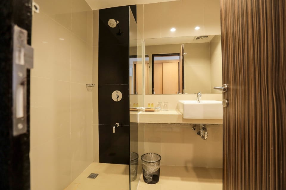Deluxe Room | Bathroom | Shower, hair dryer (on request), slippers, bidet
