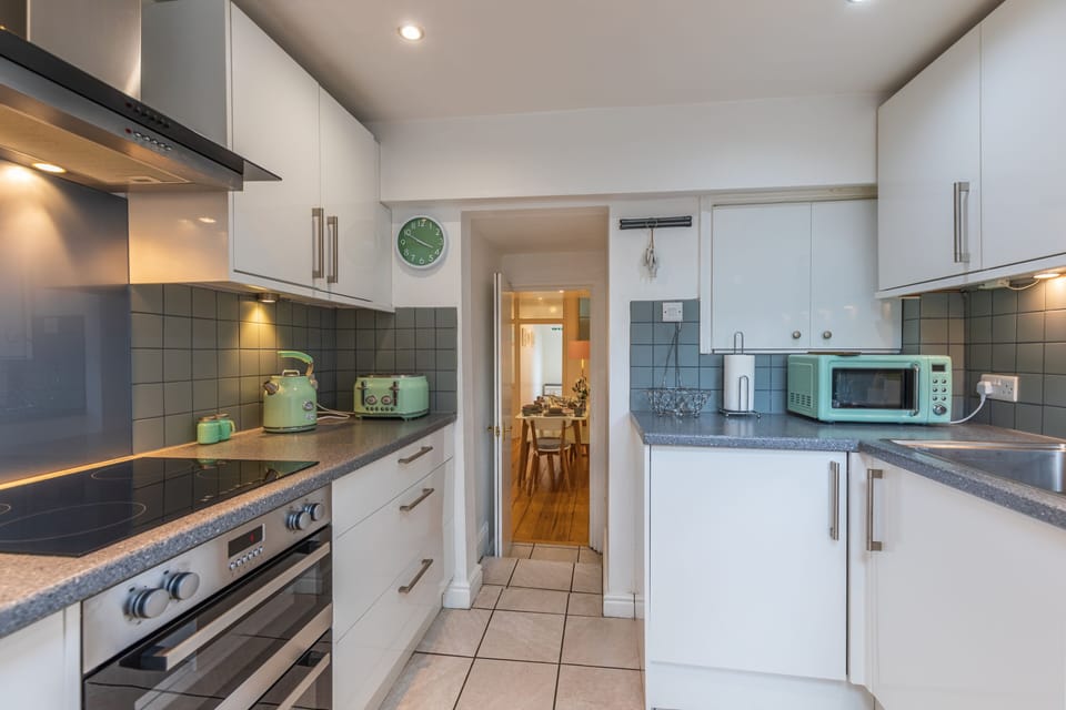 Apartment | Private kitchen | Fridge, microwave, oven, stovetop