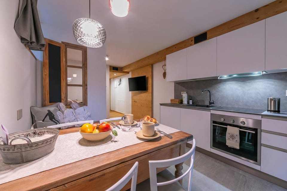 Family Studio, Microwave (Menina) | Private kitchen | Espresso maker, stovetop, electric kettle, dining table