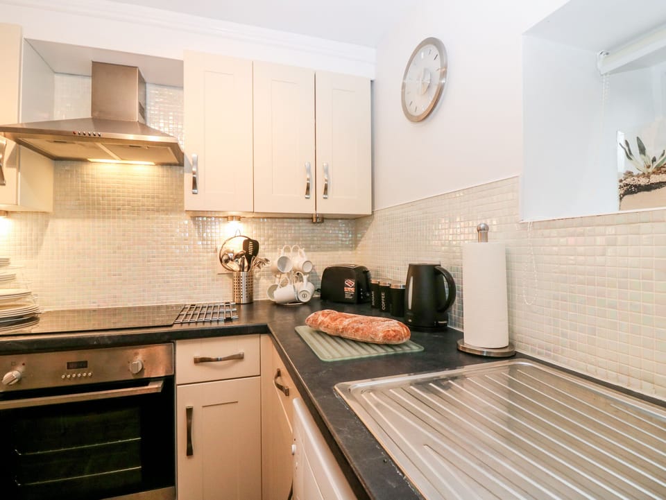 Cottage | Private kitchen | Fridge, microwave, dishwasher, electric kettle
