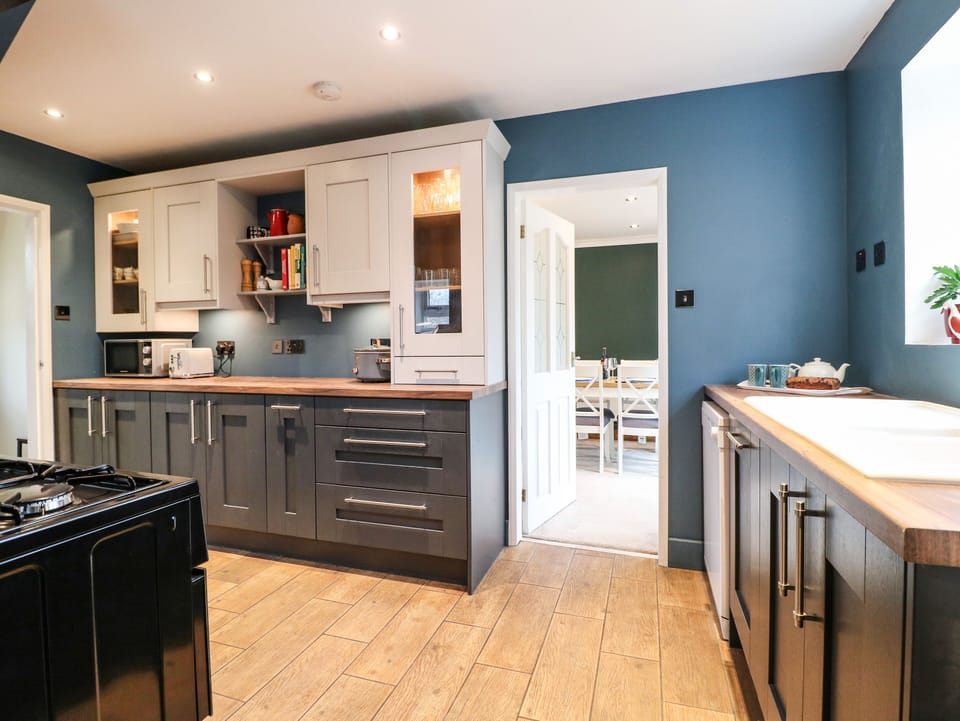 Cottage | Private kitchen | Fridge, microwave, dishwasher, electric kettle