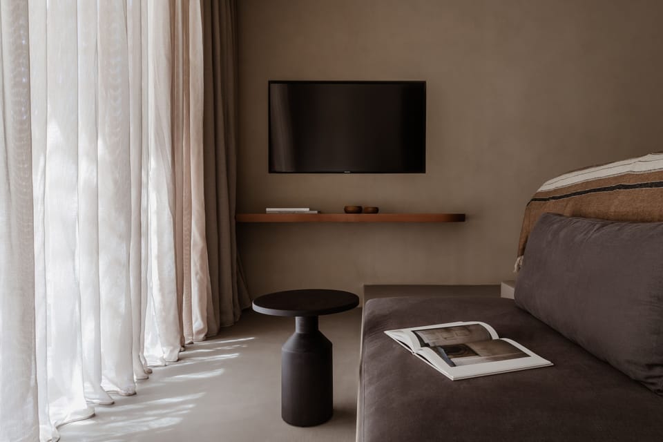 Premium bedding, in-room safe, desk, blackout drapes