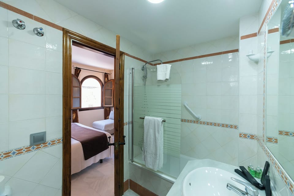 Double Room (Mezquita View) | Bathroom | Bathtub, hair dryer, bidet, towels