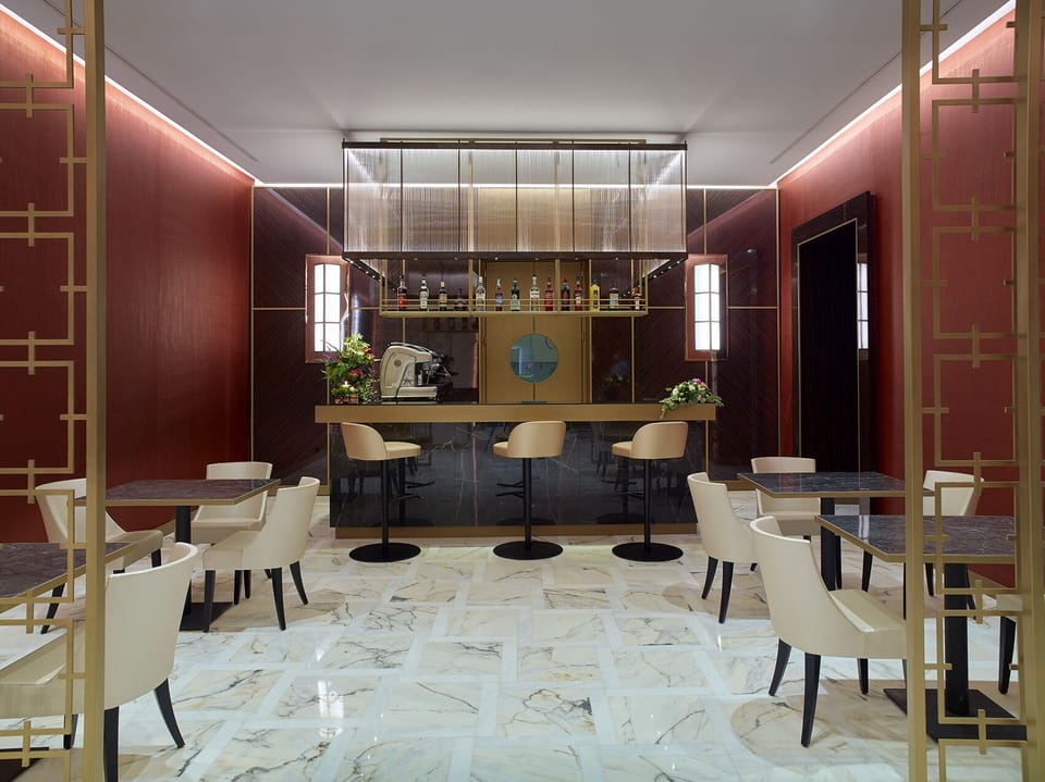3 bars/lounges, cocktail bar