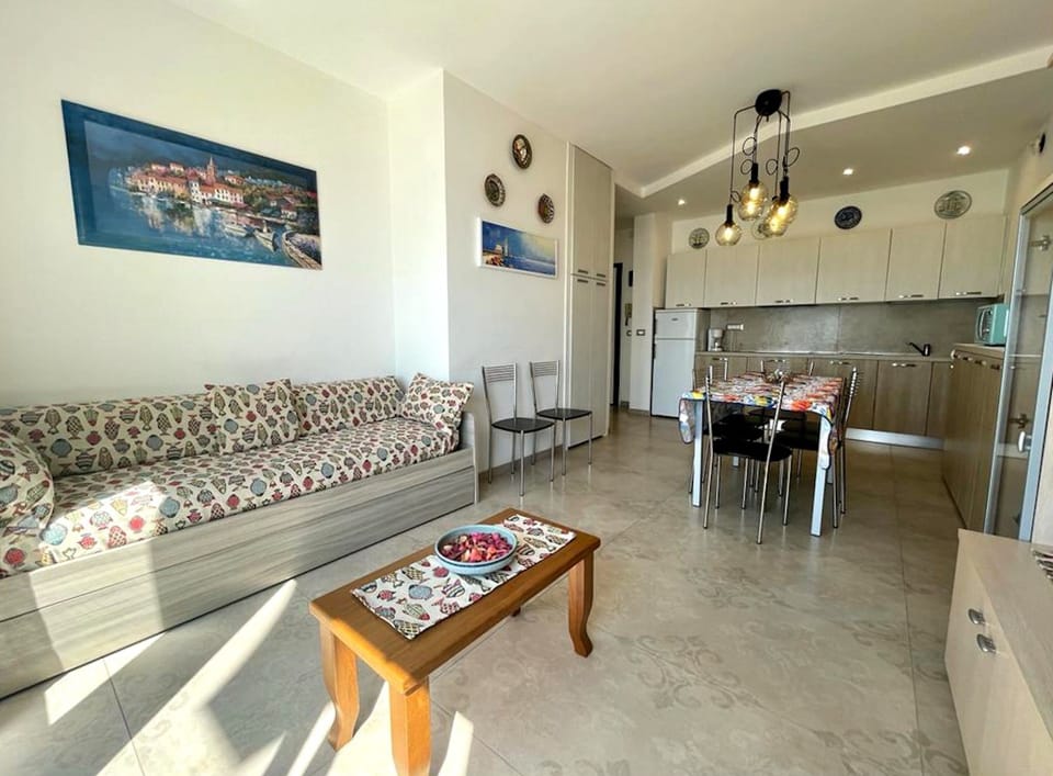 Apartment, 1 Bedroom, Balcony, Ocean View | Living room