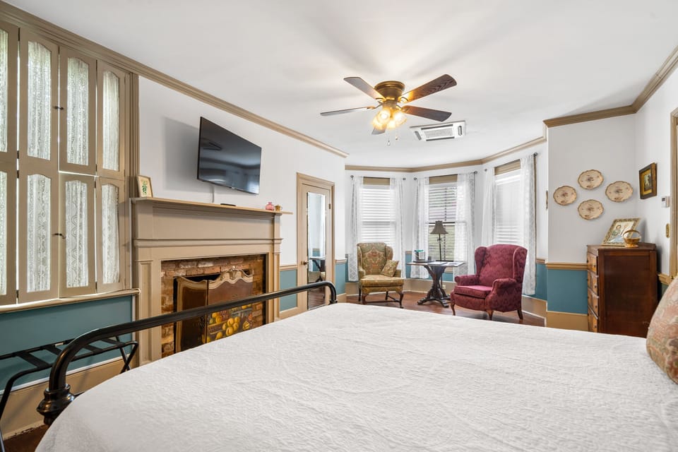 Room, 1 Queen Bed | Premium bedding, Tempur-Pedic beds, individually decorated