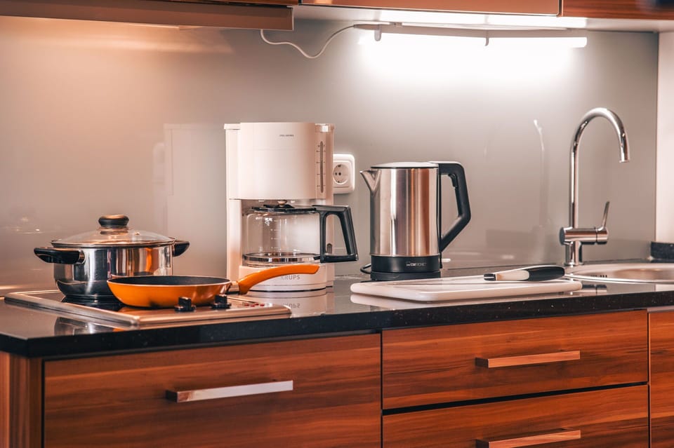 Full-size fridge, microwave, stovetop, coffee/tea maker