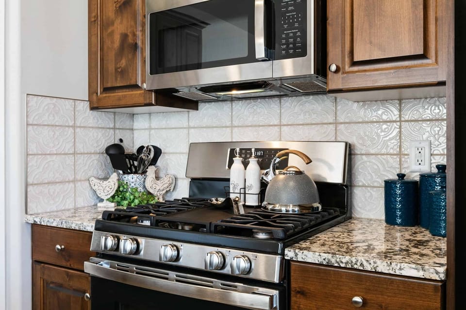 Townhome, 3 Bedrooms | Private kitchen | Fridge, oven, coffee/tea maker, toaster