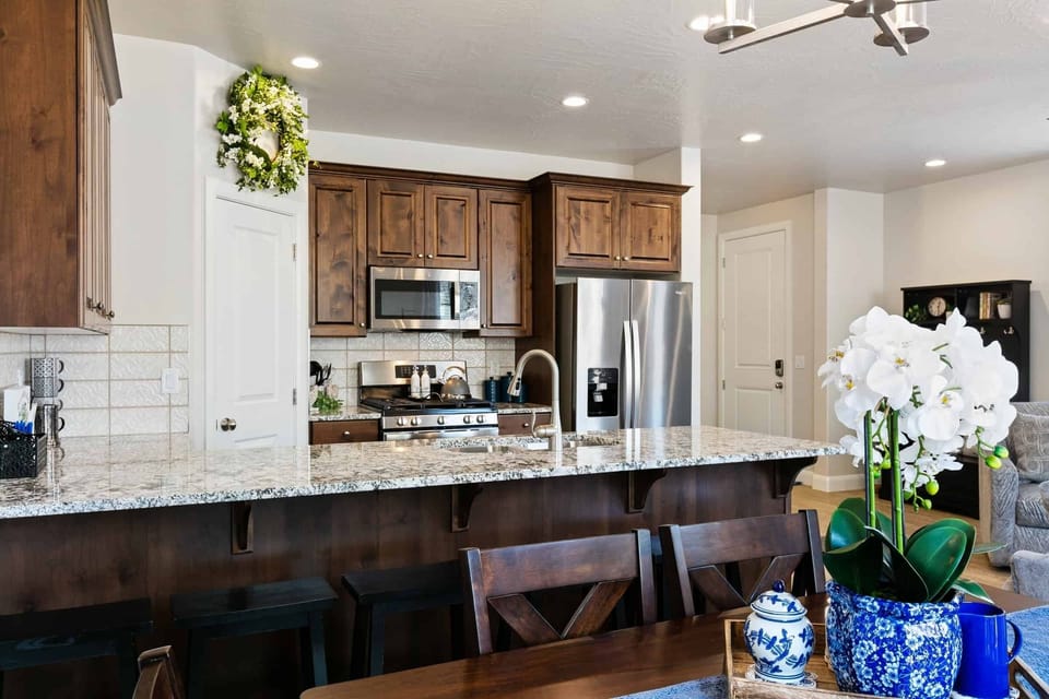 Townhome, 3 Bedrooms | Private kitchen | Fridge, oven, coffee/tea maker, toaster