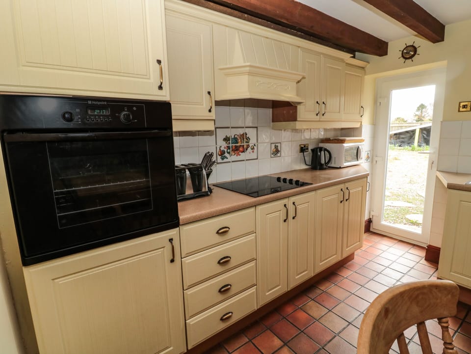 Cottage | Private kitchen | Fridge, dishwasher, electric kettle, toaster