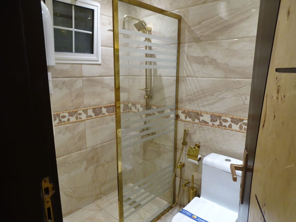 Royal Suite | Bathroom | Combined shower/tub, hair dryer, towels