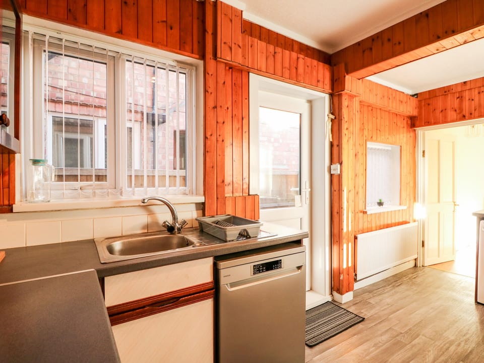 Cottage | Private kitchen | Fridge, dishwasher, cookware/dishes/utensils