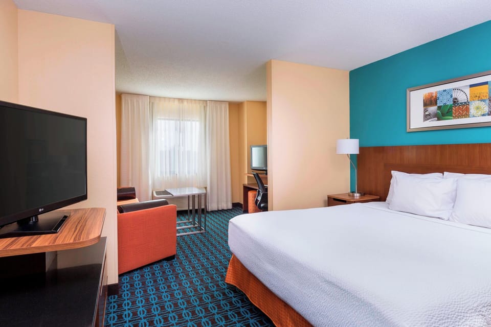 Executive Suite, 1 King Bed with Sofa bed | In-room safe, desk, iron/ironing board, free WiFi