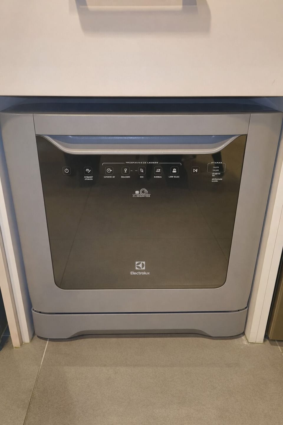 Full-size fridge, microwave, stovetop, dishwasher