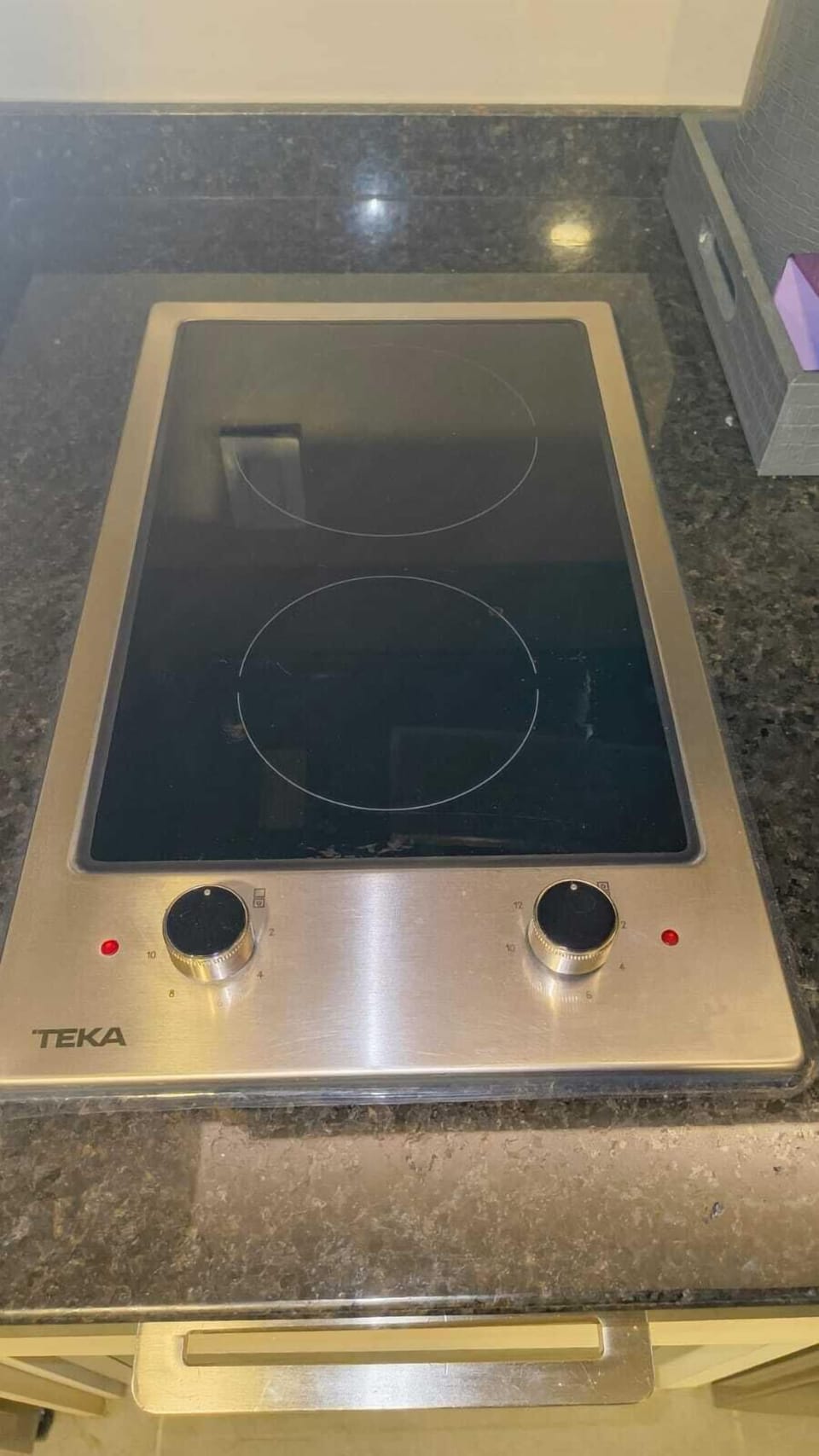 Full-size fridge, microwave, stovetop, dishwasher