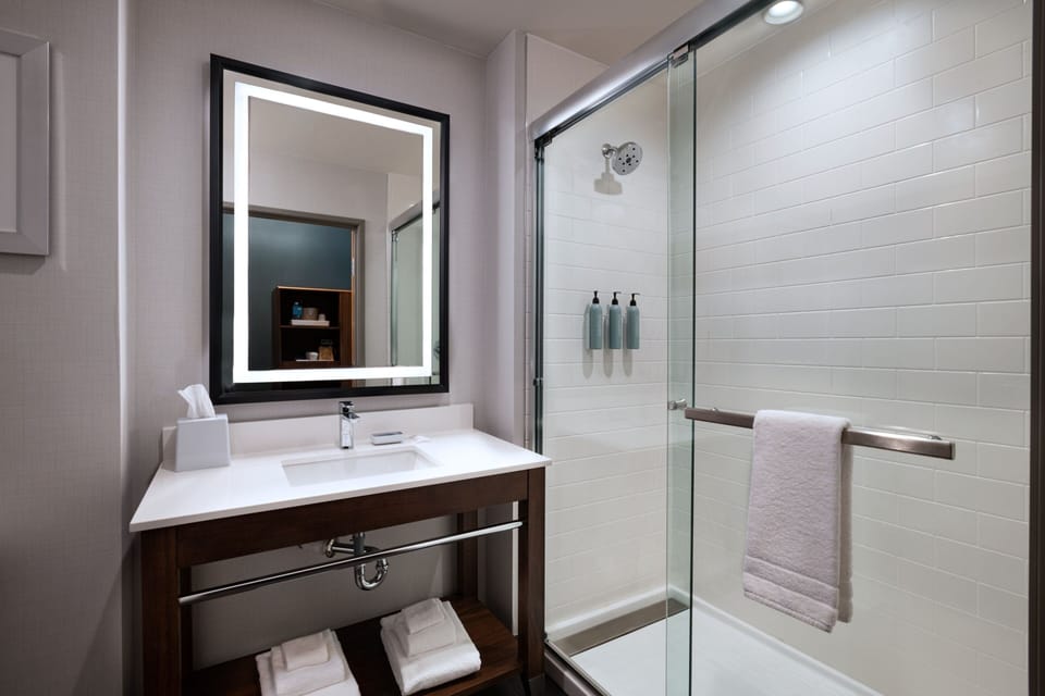 Combined shower/tub, hair dryer, towels
