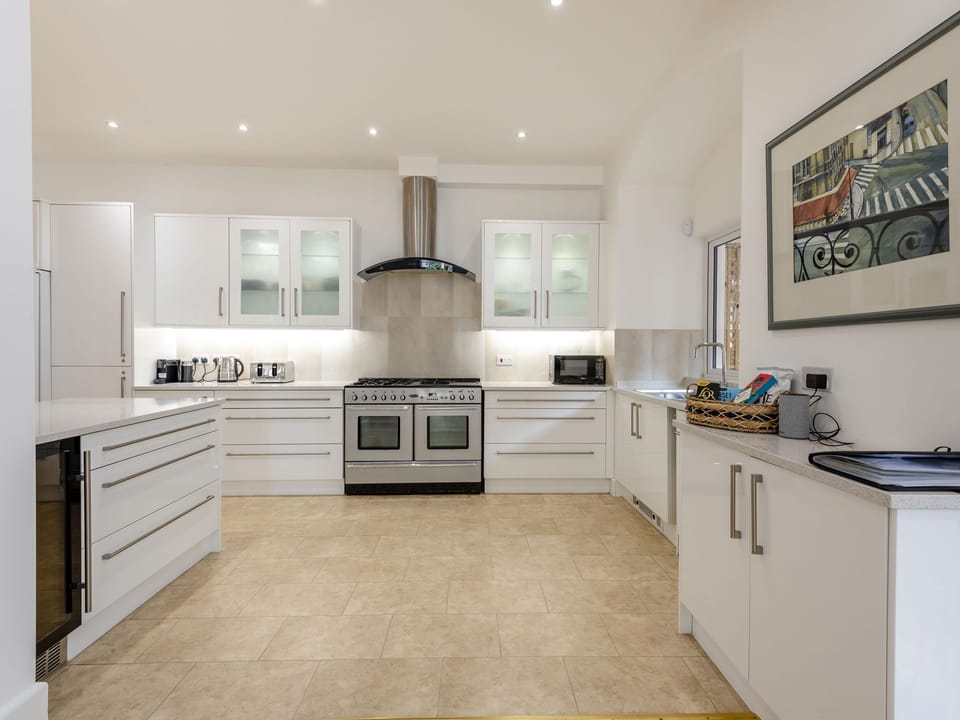 Cottage | Private kitchen | Fridge, microwave, dishwasher, electric kettle