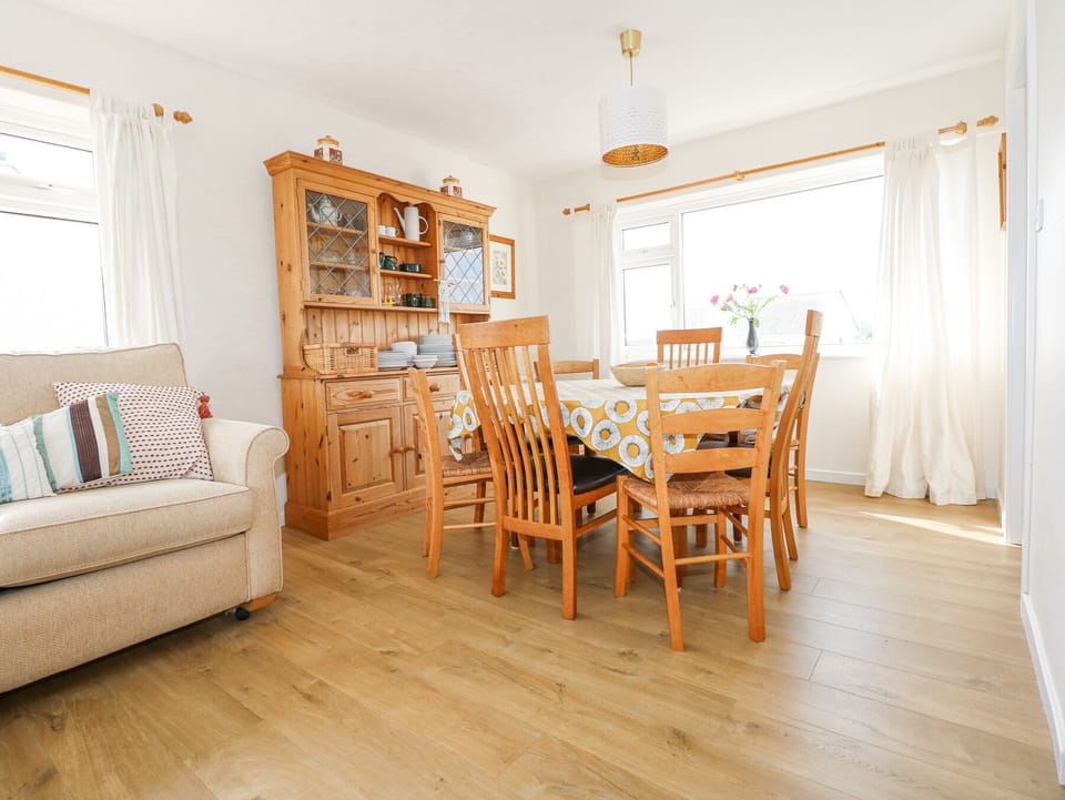 Cottage | Dining