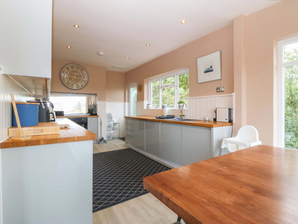 Cottage | Private kitchen | Fridge, microwave, dishwasher, electric kettle