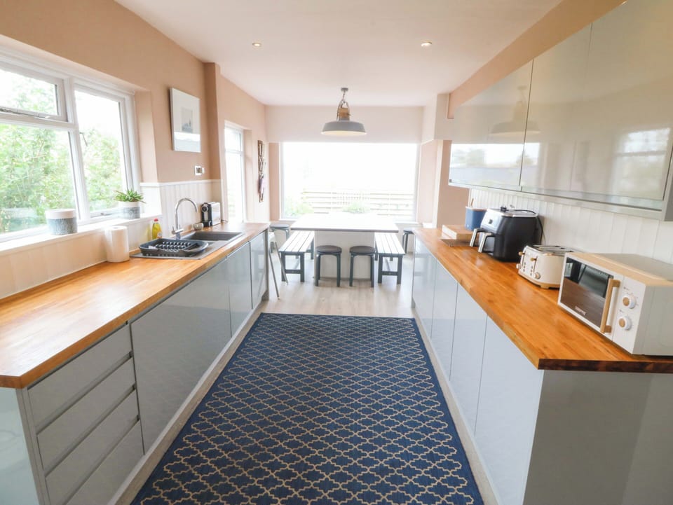 Cottage | Private kitchen | Fridge, microwave, dishwasher, electric kettle