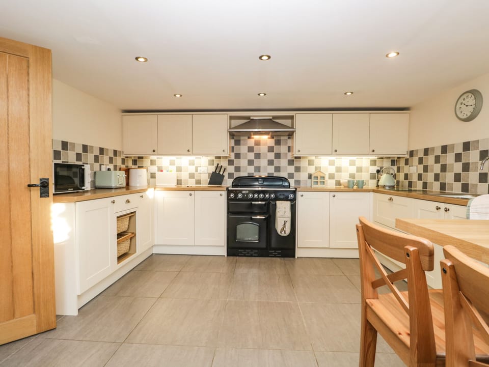 Cottage | Private kitchen | Fridge, dishwasher, electric kettle, toaster