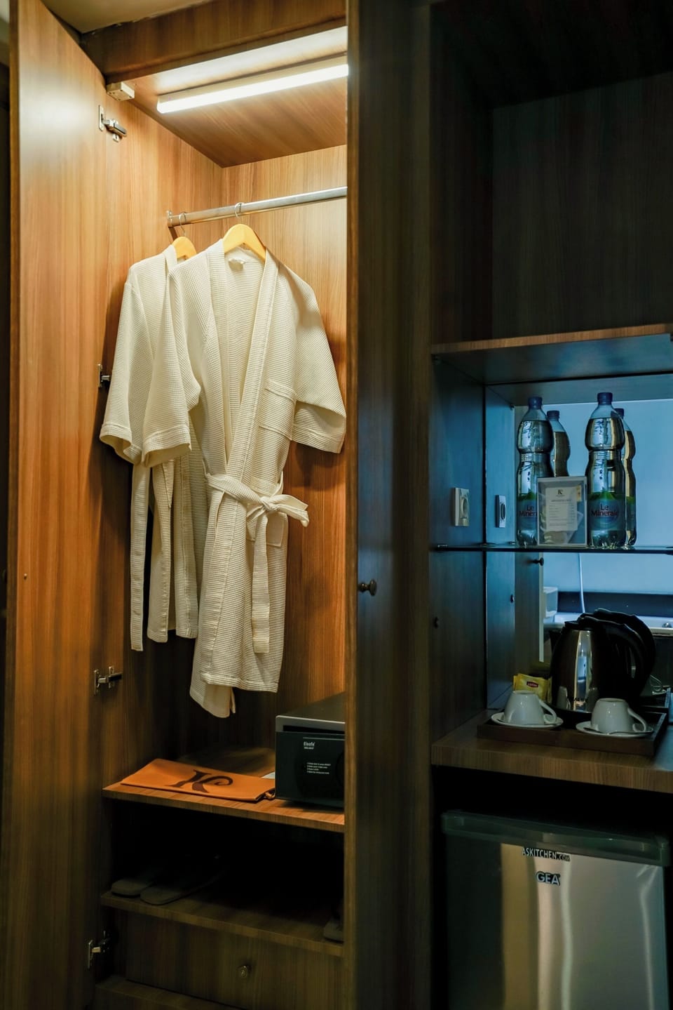 Deluxe Room, Bathtub | Premium bedding, in-room safe, individually furnished, desk