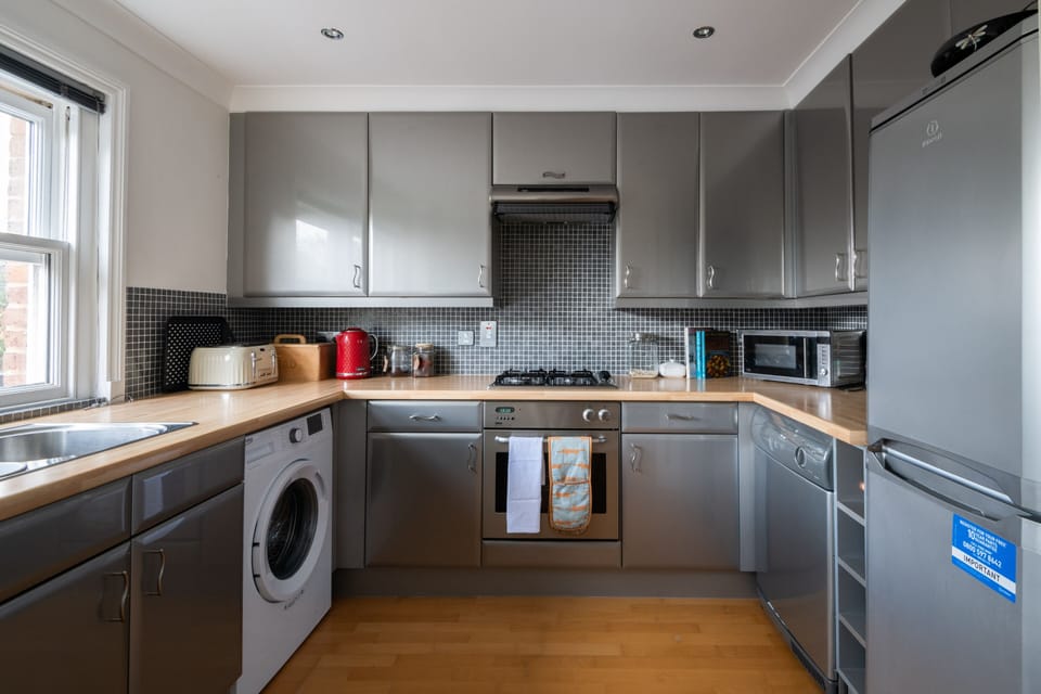 Apartment (1 Bedroom) | Private kitchen | Full-size fridge, microwave, oven, stovetop