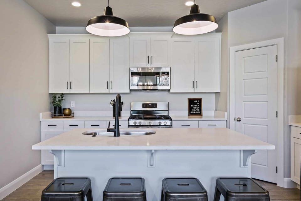 Townhome, 4 Bedrooms | Private kitchen | Fridge, oven, coffee/tea maker, toaster