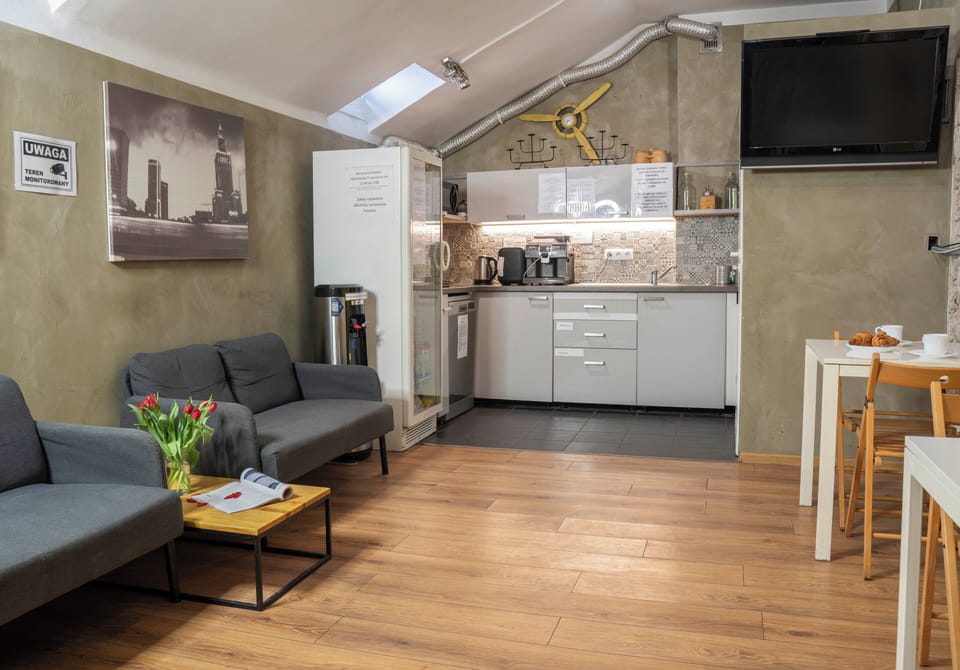 Coffee/tea maker, full-size fridge, stovetop, dishwasher
