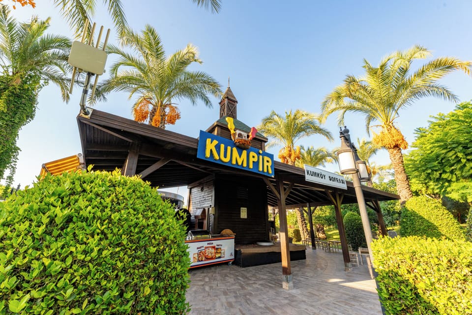 6 restaurants; breakfast, lunch, and dinner served