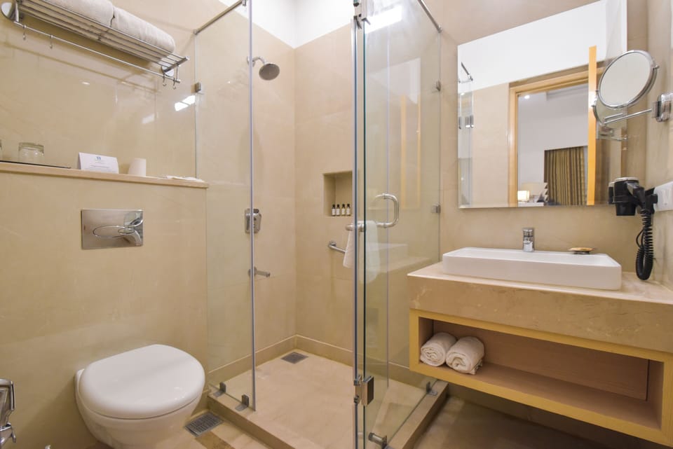 Superior Room, 1 King Bed, Non Smoking | Bathroom | Hair dryer, slippers, towels