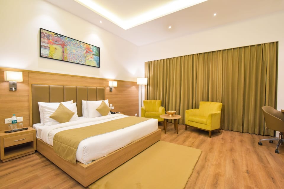 Deluxe Room, 1 King Bed, Non Smoking | Premium bedding, memory foam beds, minibar, blackout drapes
