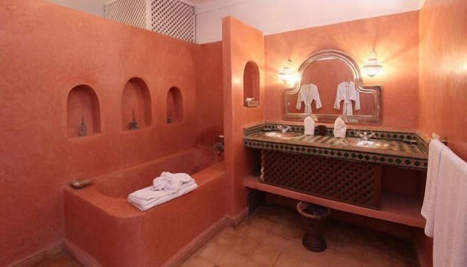 Royal Suite | Bathroom | Shower, free toiletries, hair dryer, bathrobes