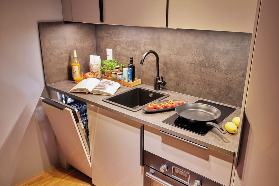 Full-size fridge, microwave, oven, stovetop