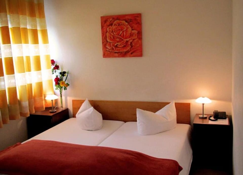 Double Room | Soundproofing, iron/ironing board, free WiFi, bed sheets