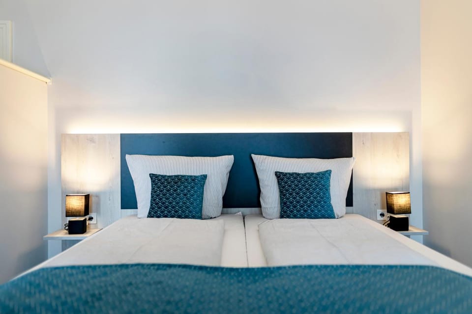 Premium bedding, in-room safe, individually decorated