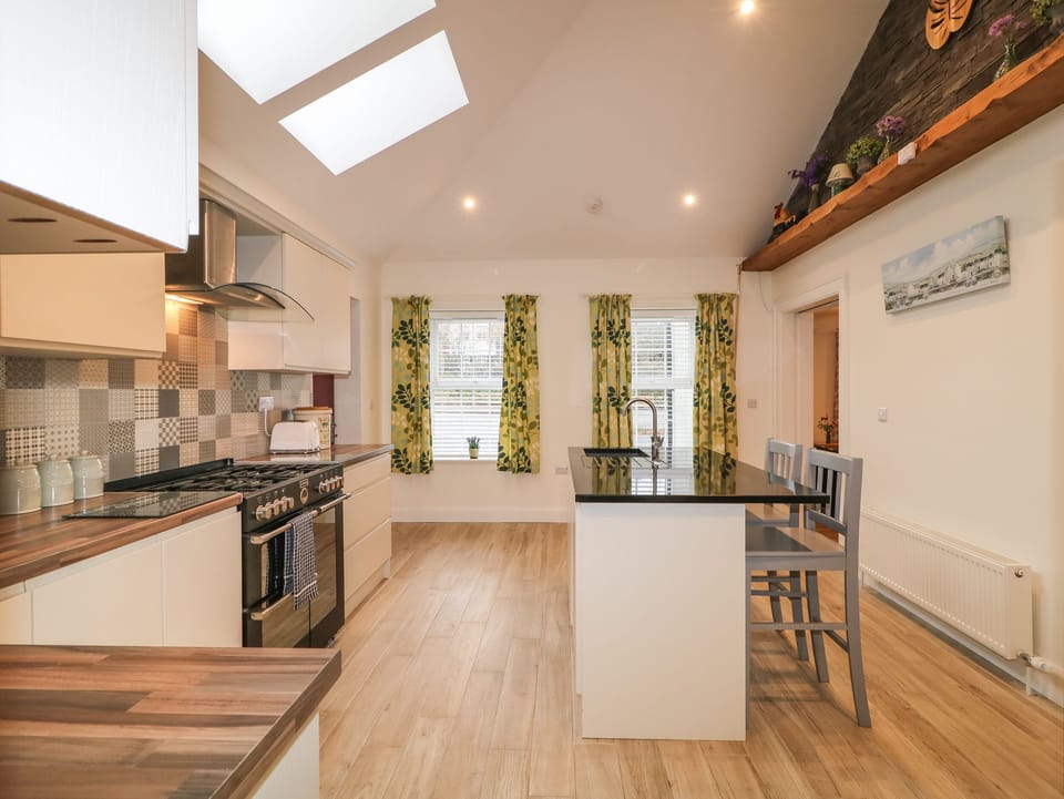 Cottage | Private kitchen | Fridge, microwave, electric kettle, toaster