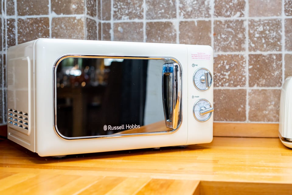 Full-size fridge, microwave, oven, stovetop
