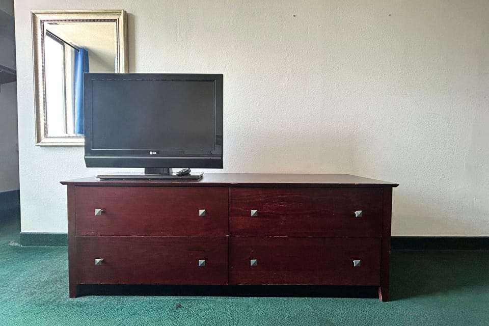 Standard Room, 1 King Bed, Non Smoking | Desk, laptop workspace, iron/ironing board, rollaway beds