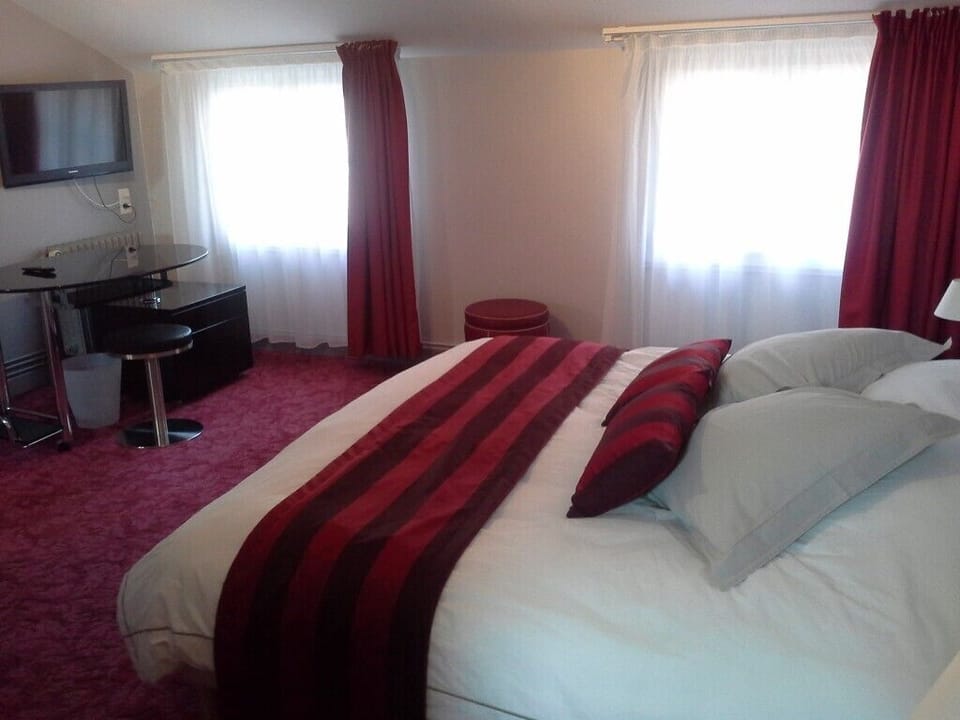 Blackout drapes, soundproofing, rollaway beds, free WiFi