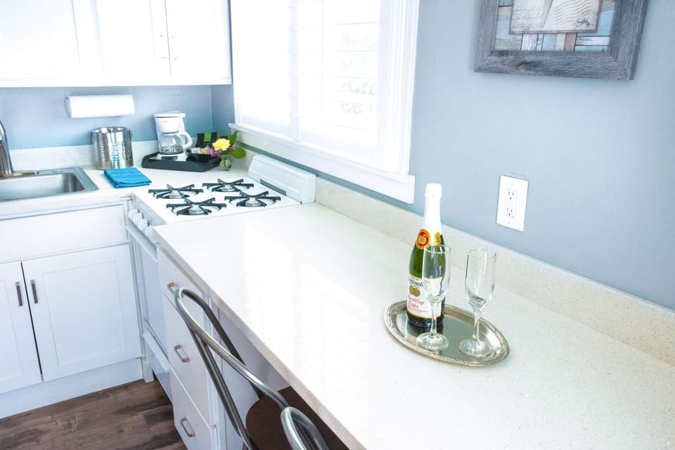 Abalone Room (7), Deluxe III Queen - No Dogs | Pillowtop beds, individually decorated, individually furnished