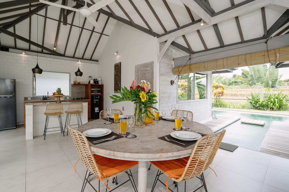 Basic Villa, 2 Queen Beds | Dining